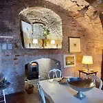 Borgo Di Beppe & Gloria Daire *