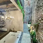 Borgo Di Beppe & Gloria Daire *